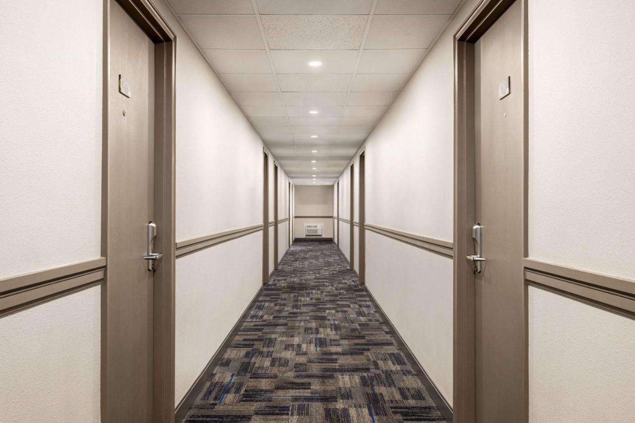 Hotel Super 8 By Wyndham Sarnia On Exterior foto