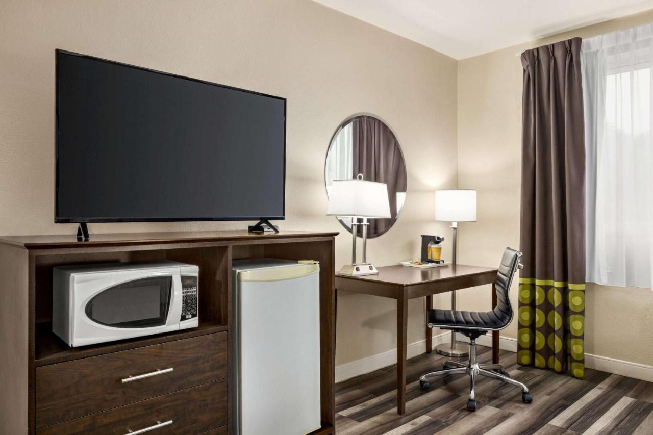 Hotel Super 8 By Wyndham Sarnia On Exterior foto